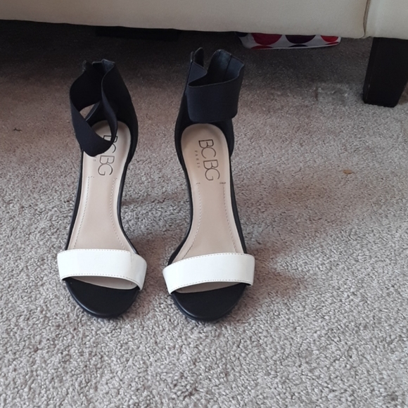 BCBG Paris Shoes - 🌻Beautiful black and white BCBG heels size 7